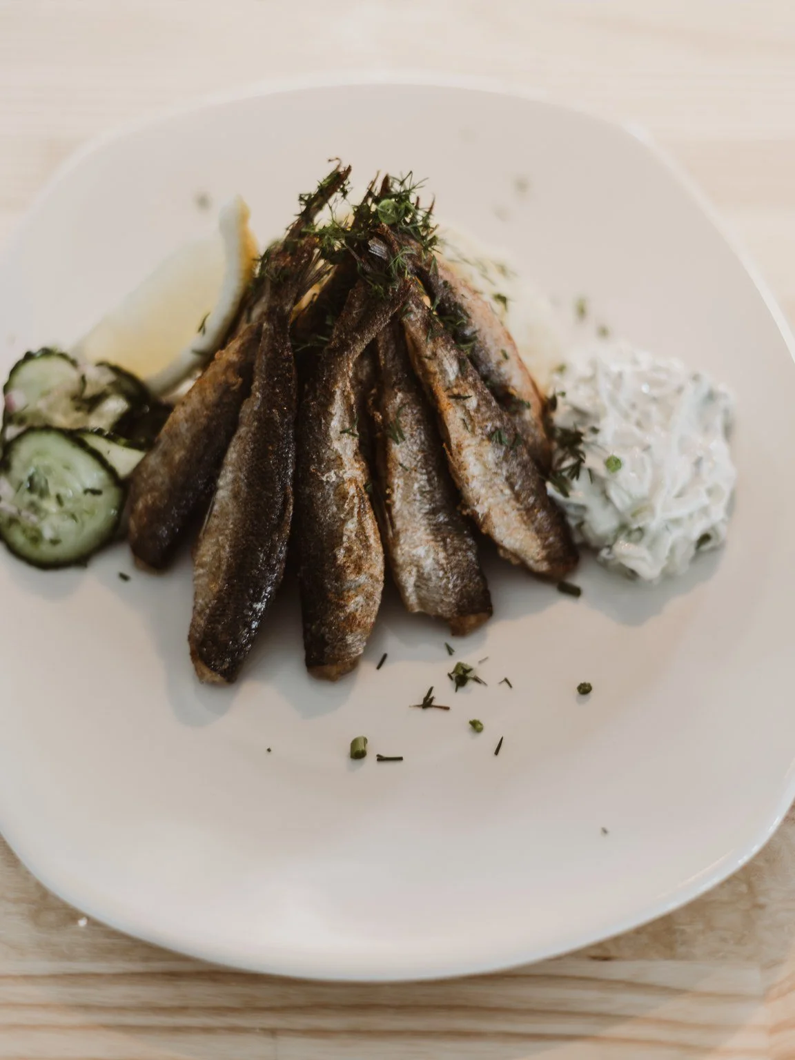 Paistetut muikut ravintola Palasissa, perinteinen Päijänteen kalaruoka