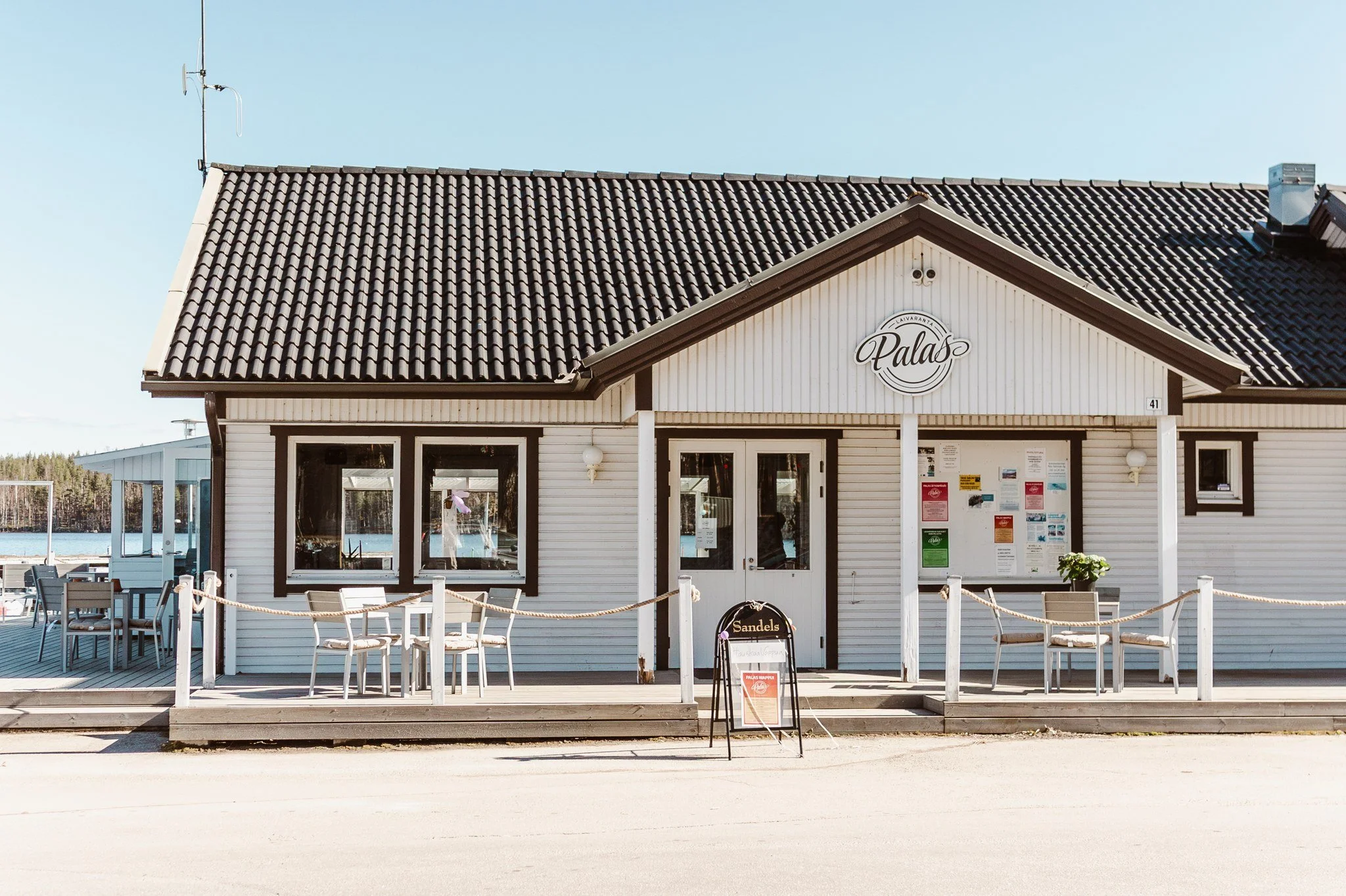 Ravintola Palas Padasjoen satamassa, julkisivu kesäpäivänä