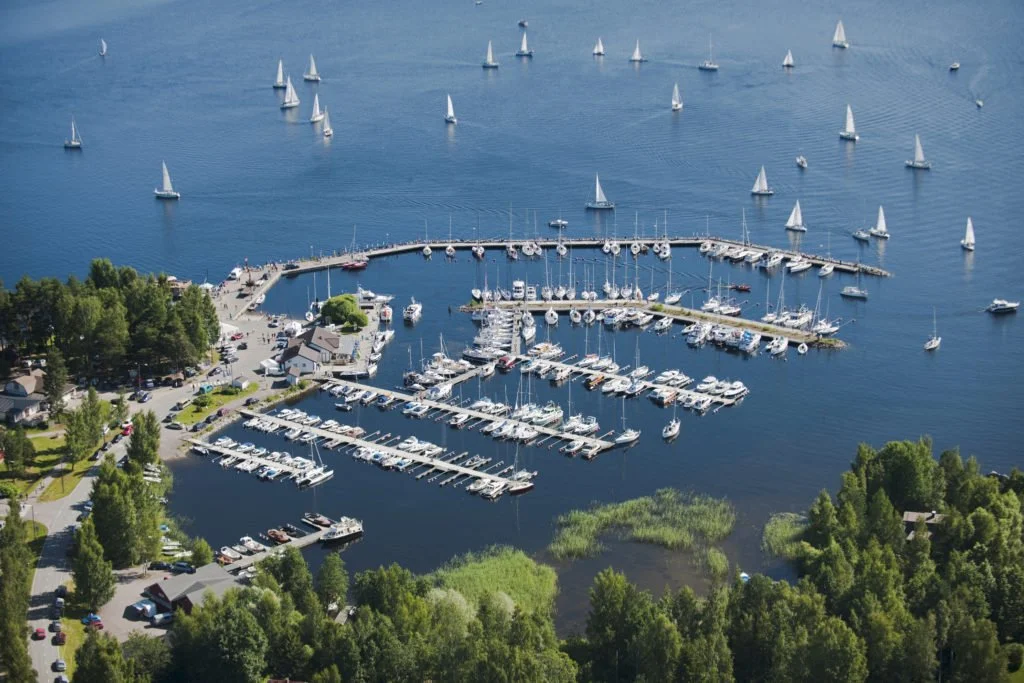 Padasjoen vierasvenesatama ja Päijänne purjeveneineen, ilmakuva