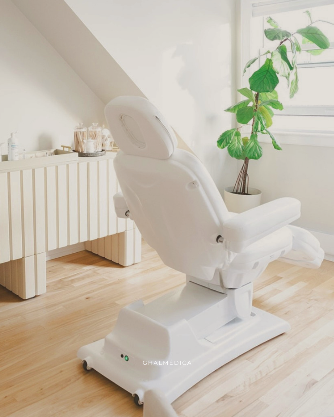 Treatment room at GhalMédica, Pointe-Claire