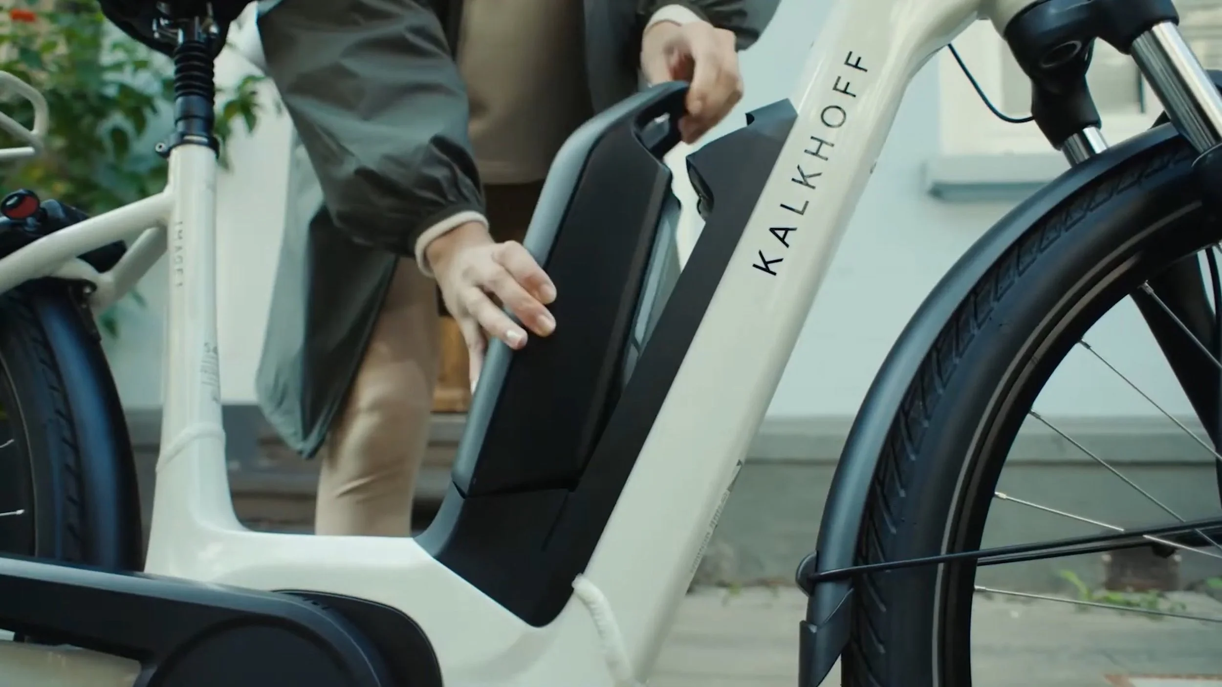 22"-26" RIDER MTB SALE DE CAFETERÍA. 2 ACCIONES POSIBLES 1 GUARDA ORDENADOR EN ALFORJA O 2 COLOCA BATERÍA