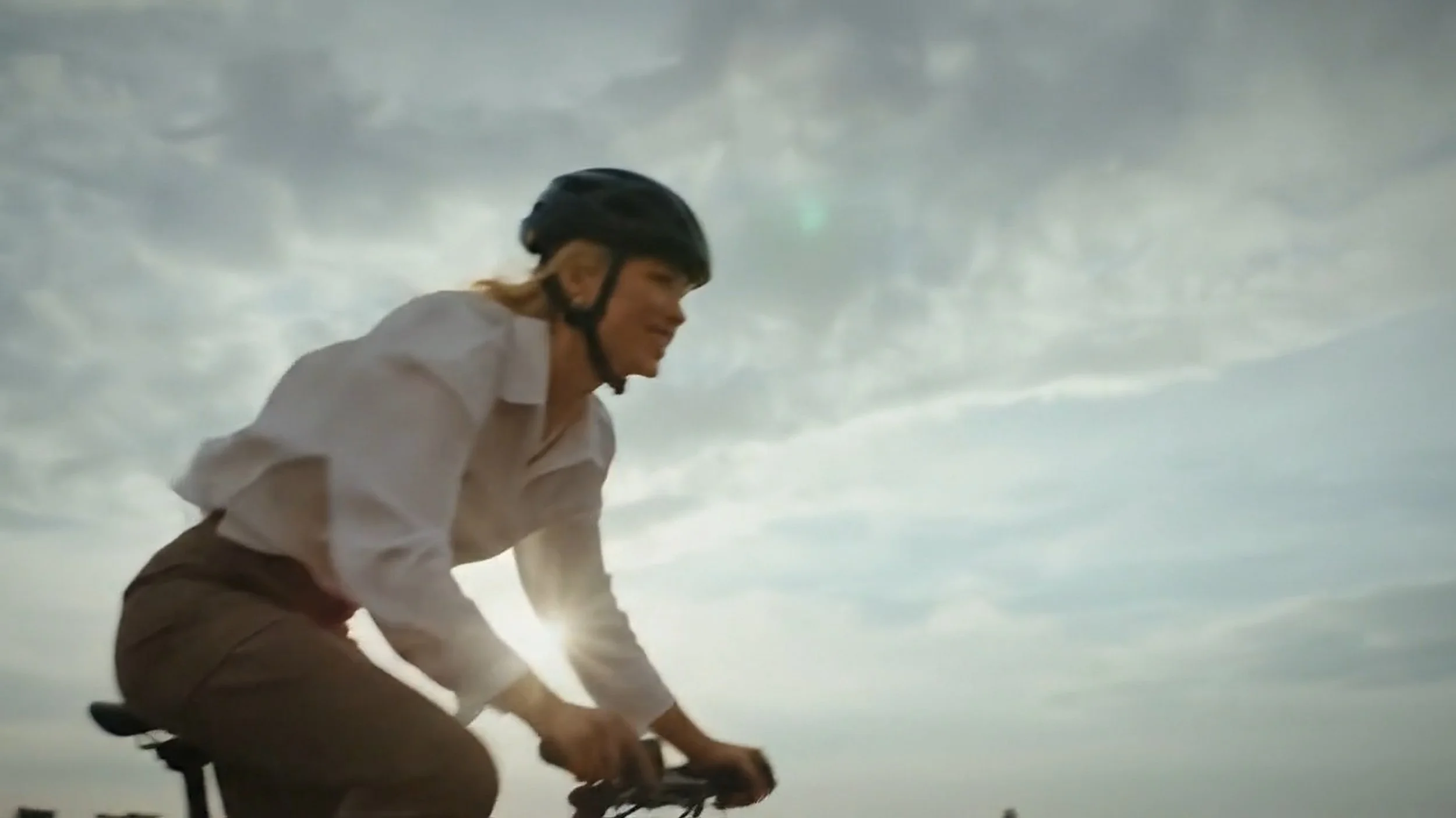 29"-33" FOLLOW DE LA RIDER EN CIUDAD, TRANSICIÓN CON CIELO, RIDER CAMBIADA DE MTB. COMIENZA SECIÓN MTB