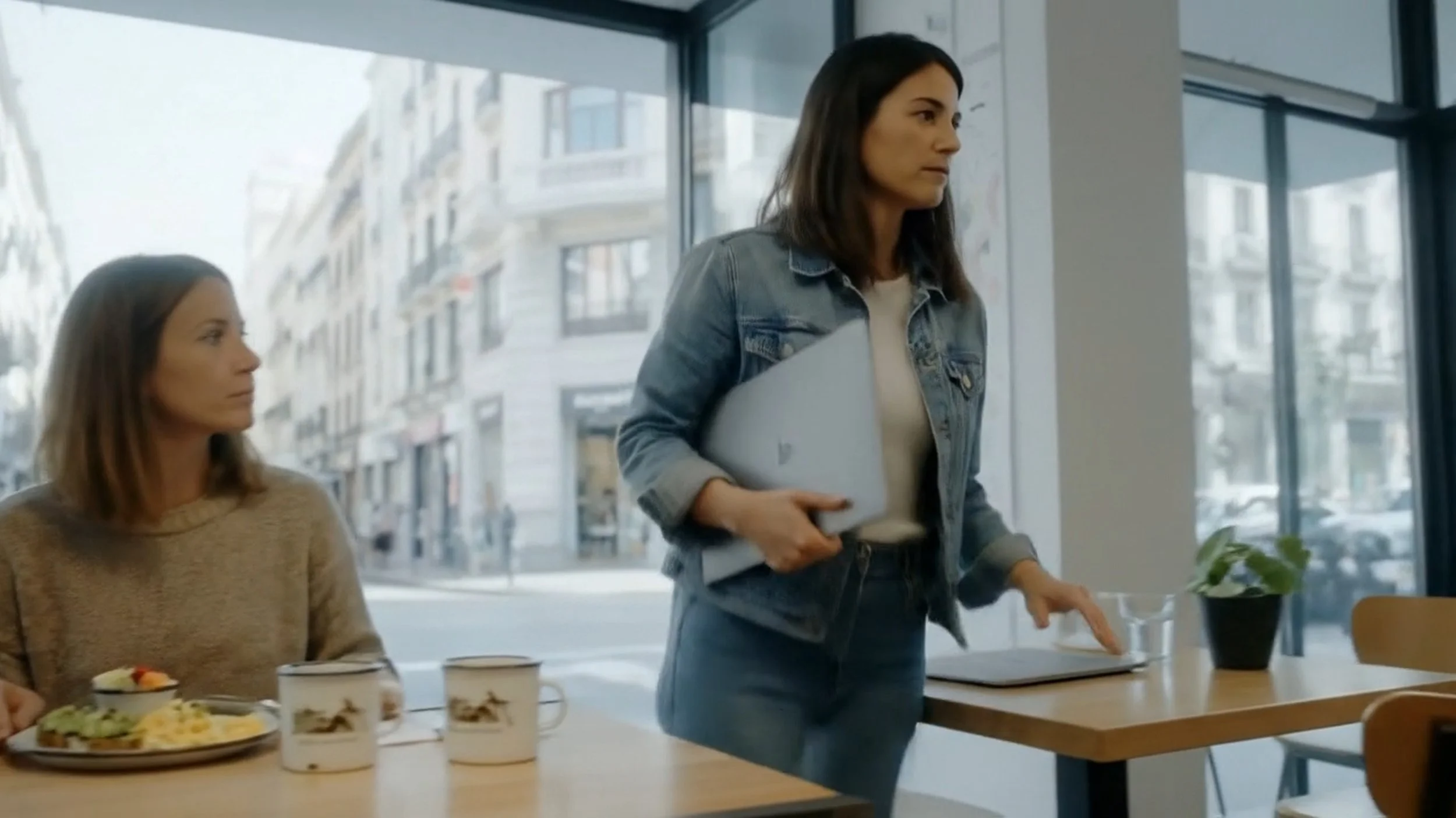 22"-26" RIDER MTB SALE DE CAFETERÍA. 2 ACCIONES POSIBLES 1 GUARDA ORDENADOR EN ALFORJA O 2 COLOCA BATERÍA