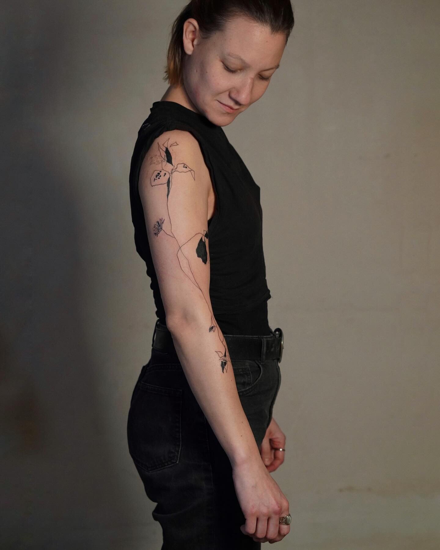 F&uuml;r die Spontanen unter euch! Anna ist ab morgen zu Gast und hat noch ein bisschen Zeit zum T&auml;towieren. 

Bitte schreibt eine Nachricht an ustrehova.tattoo@gmail.com mit eurer Idee oder schaut euch ihre Wanna Do&lsquo;s an @ustrehova 
&bull