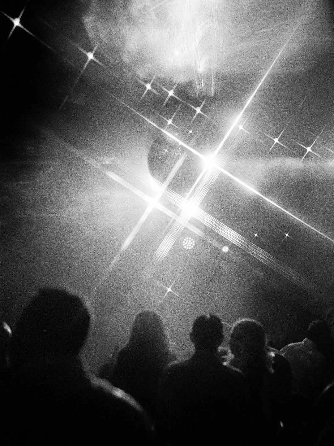 Forever &amp; ever in love with disco balls. 🪩🪩

Shot on Kodak T-Max 400. #madewithkodak

@everly_luxuryevents @abraovata

#madewithkodak #kodaktmax400 #filmweddingphotographer #greeceweddingphotographer #athensweddingphotographer #meandgeorgia #do