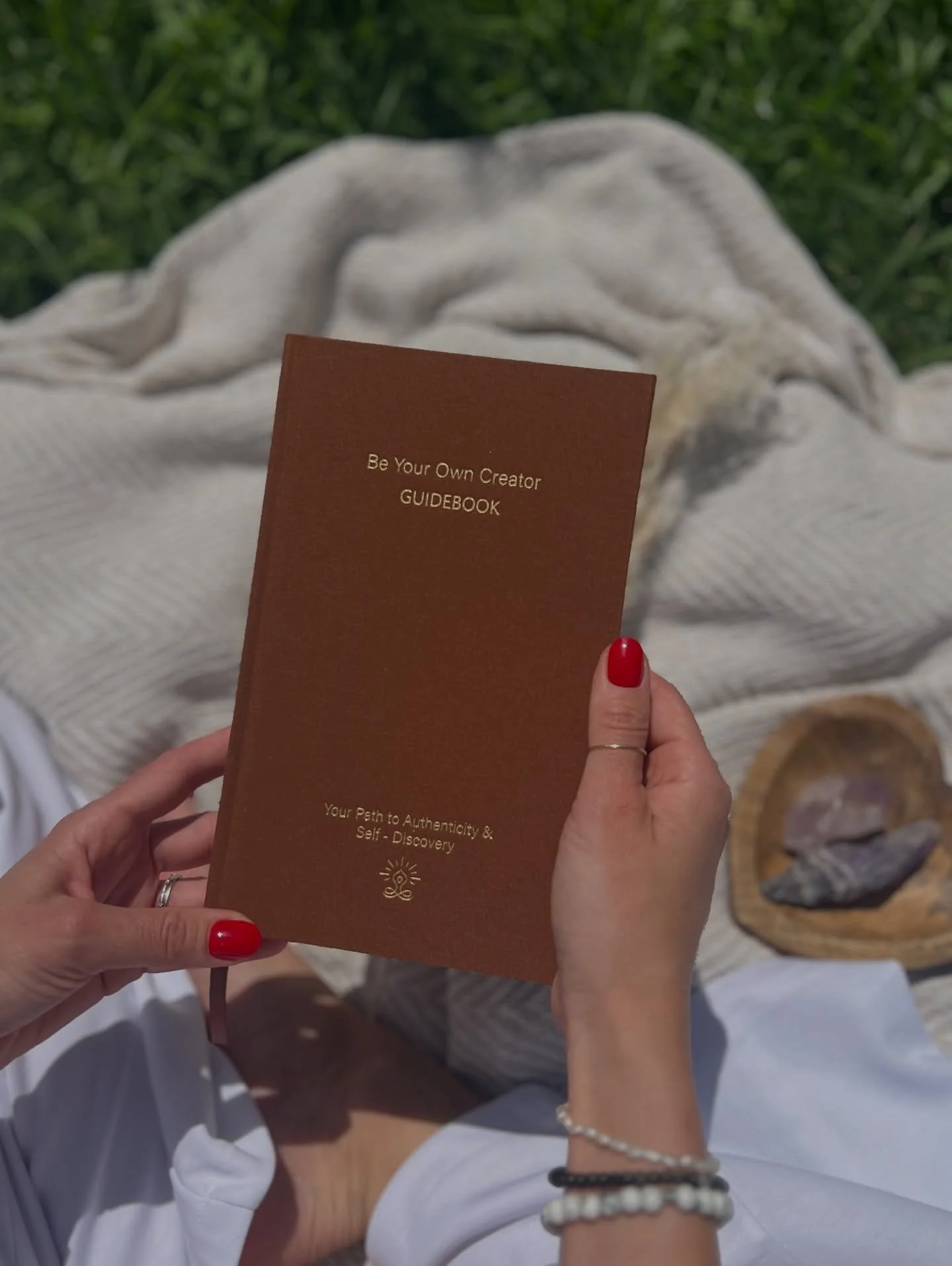 the guide back to yourself. @beyourowncreator_guidebook 

🤎

Free Sample - Link in Bio 🔗
Free Shipping - Code FREE

#DailyGuidedJournal #BeYourOwnCreator #Guidebook #FlowInCreation #Ikigai #HealingJourney #AuthenticSelf #DailyStructure #MentalClari