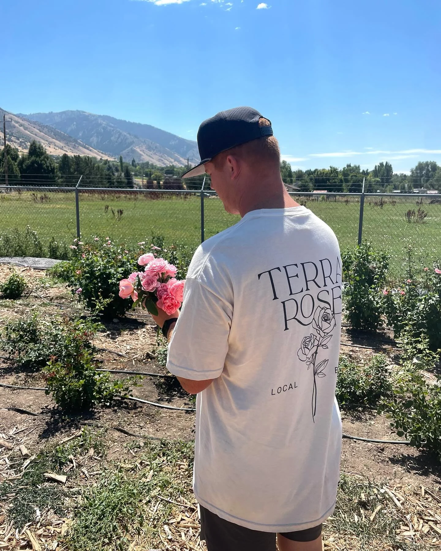 Men don&rsquo;t just smell the roses, they pick them too! But really&hellip;who can resist fresh flowers? 😍 🌹