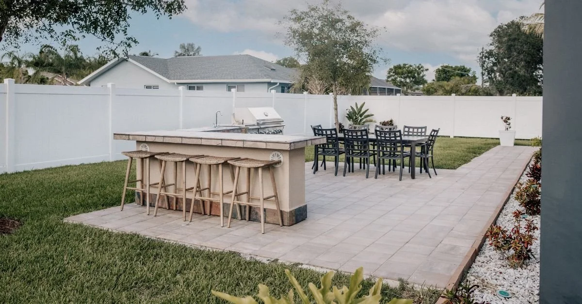 How To Create the Ultimate Outdoor Bar for Your Home