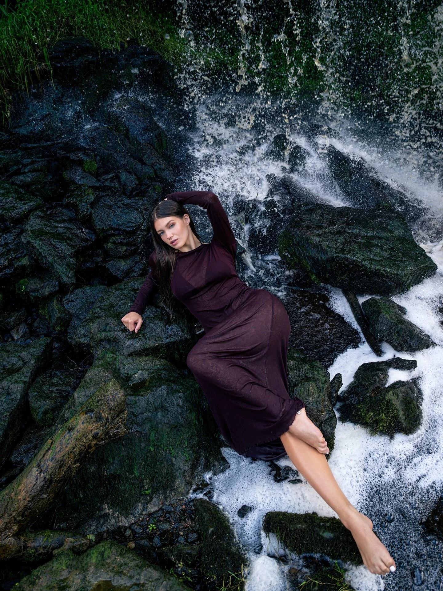 When the backdrop is this dramatic, the job is halfway done.
The other half is staying upright 🤞😀

#rene_poder_photos #keilawaterfall #photoshoot #nikon