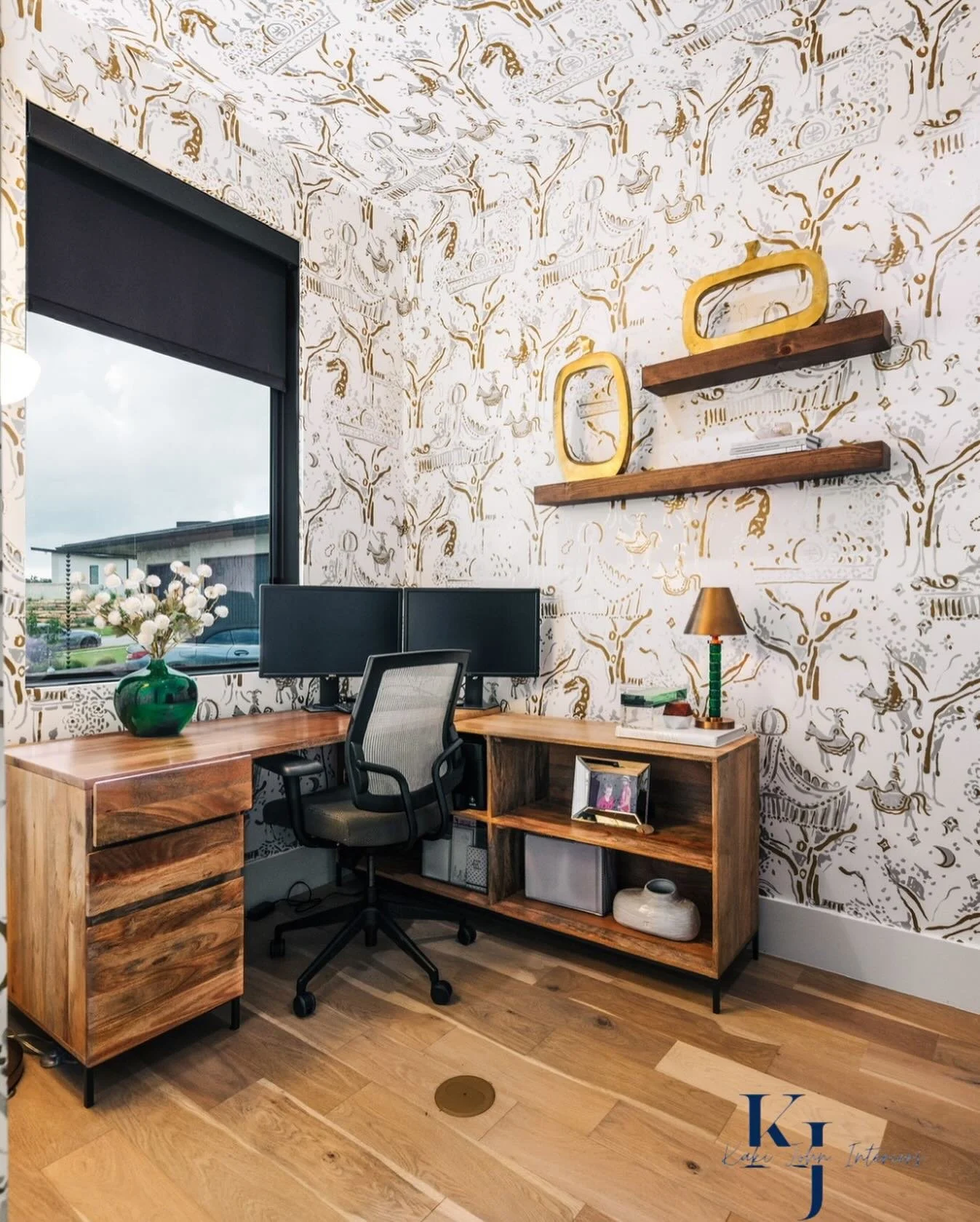 Not your average home office&hellip;
Designed to handle Zoom calls, snack breaks, and everything in between 👩&zwj;💻💫 Bold wallpaper brings the energy, even when the coffee hasn&rsquo;t kicked in yet. 

#kakijohninteriors #homeofficedecor #designlo