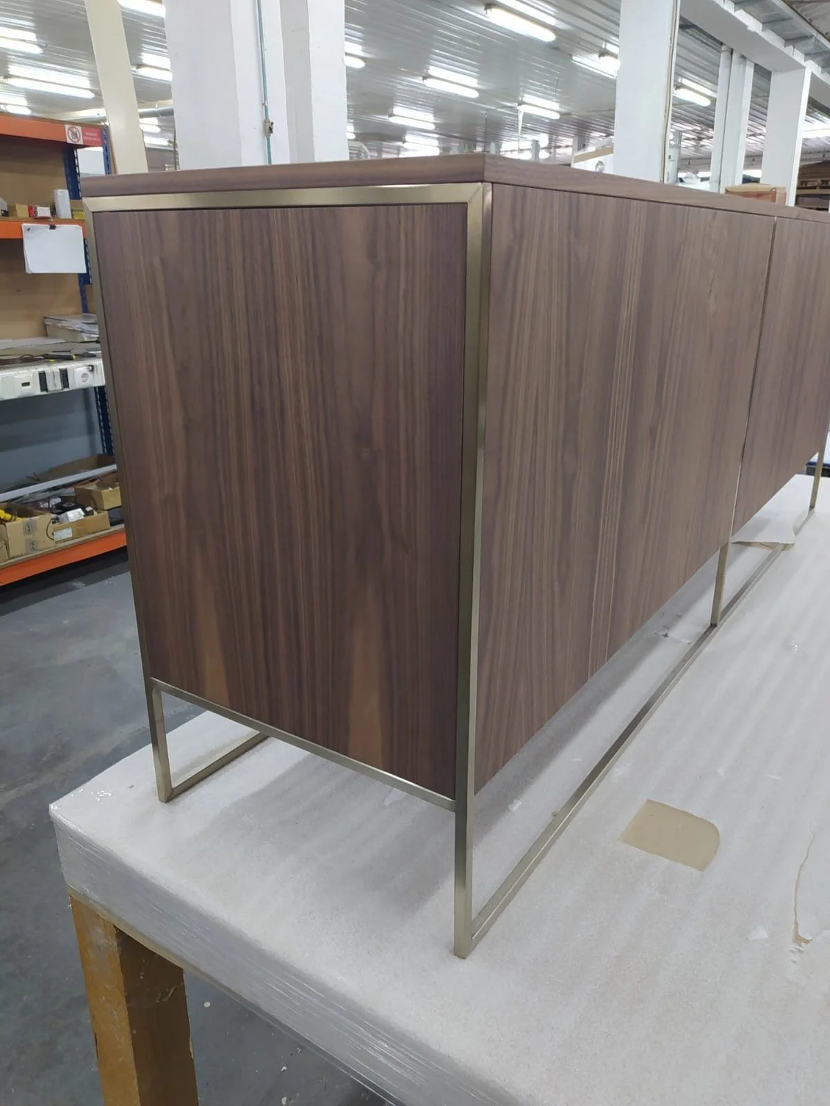 Mobilier de bureau en bois avec une structure en métal dans un entrepôt.