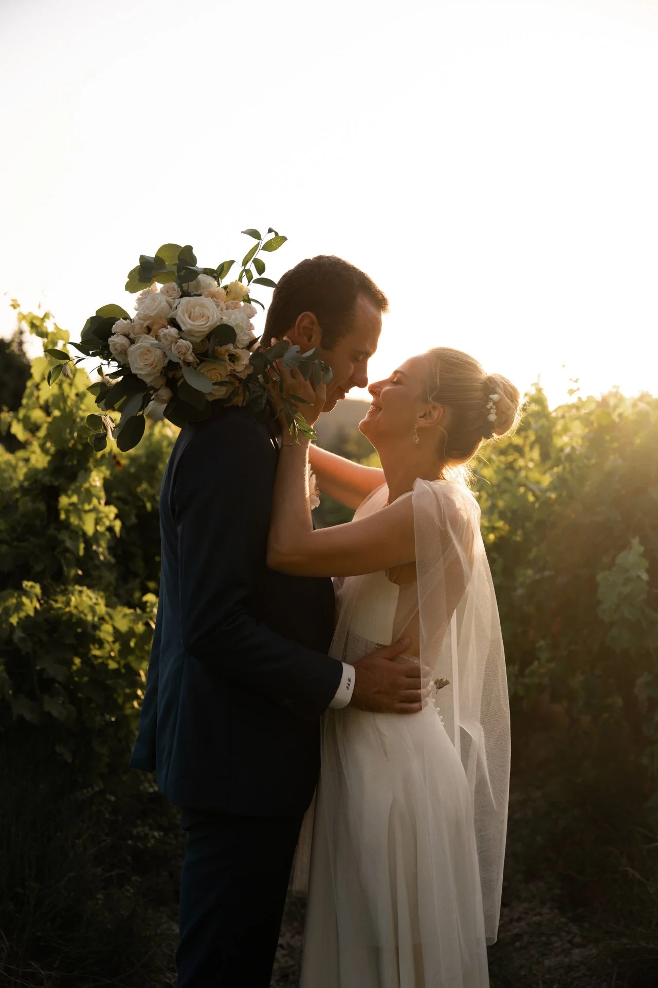 Photographe mariage en Provence capturant un couple dans un domaine