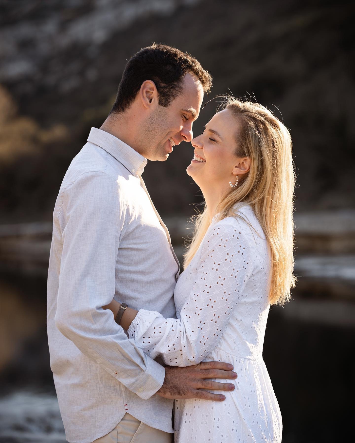 💥 La nouveaut&eacute; de cette ann&eacute;e pour les s&eacute;ances engagements.

L&rsquo;ann&eacute;e derni&egrave;re, on vous conseillait une tenue blanche.

C&rsquo;est lumineux, en lien avec votre mariage, &ccedil;a contraste g&eacute;n&eacute;r