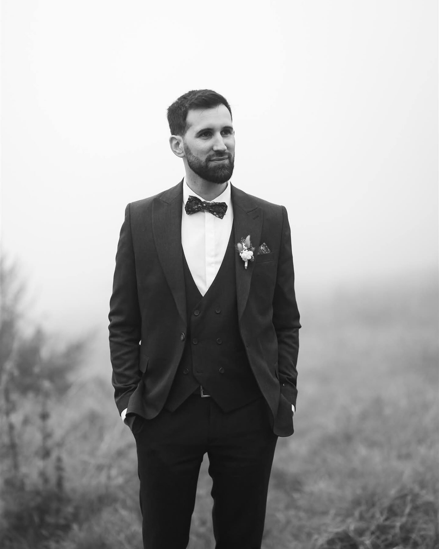 C&rsquo;est vrai, on adore le soleil de notre ch&egrave;re Provence. ☀️
Mais parfois, on se surprend &agrave; aimer le brouillard&hellip; comme sur ce portrait de Yohan.

Un rendu vintage, intemporel &mdash; on adore !

On parie que vous pr&eacute;f&