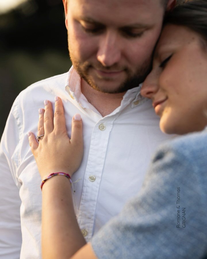 Romane &amp; Thomas ont choisi Grignan pour leur s&eacute;ance engagement et comme souvent, les premi&egrave;res minutes ont &eacute;t&eacute; un peu intimidantes.

C&rsquo;est normal, on n&rsquo;est pas tous &agrave; l&rsquo;aise devant un objectif 