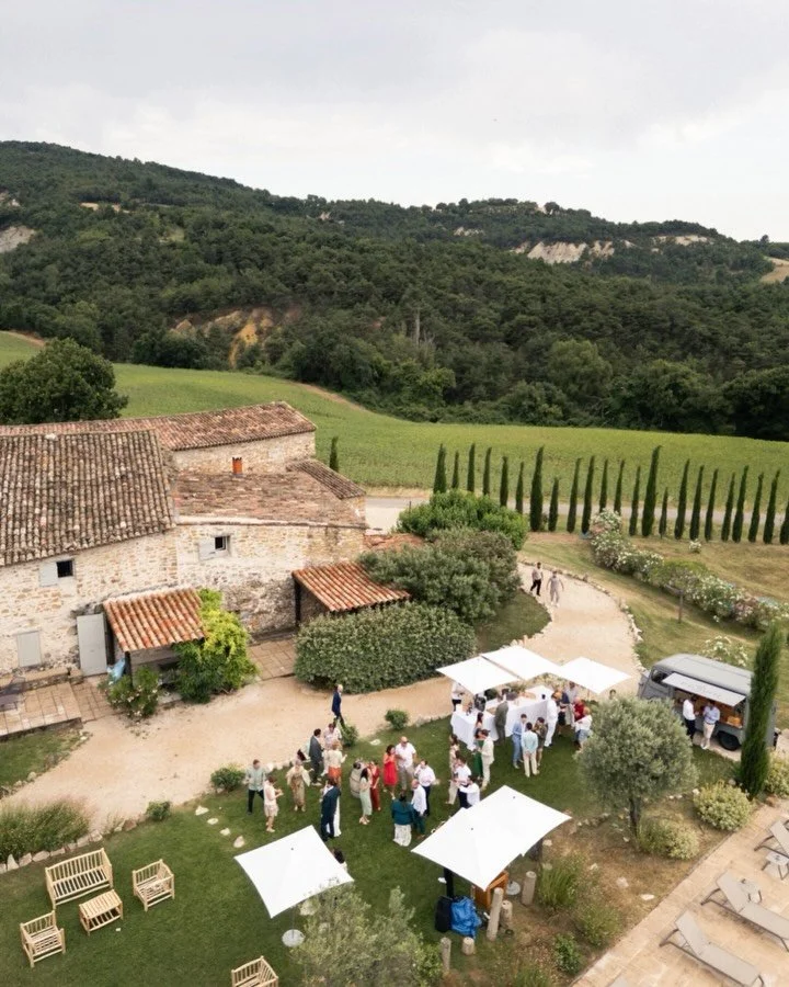 Le Clos du Tuilier vu du ciel. ☀️
Parce que les lieux que vous choisissez m&eacute;ritent d&rsquo;&ecirc;tre r&eacute;v&eacute;l&eacute;s dans toute leur splendeur.

Lors du mariage de Margaux &amp; Guillaume, Joris a fait vol&eacute; le drone pour s