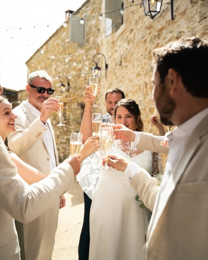 Un mariage comme on les aime. 🫶
Intime, solaire et festif !

Margaux &amp; Guillaume nous ont embarqu&eacute;s dans leur univers d&egrave;s la premi&egrave;re discussion et le coup de coeur fut imm&eacute;diat. 

Leur mariage au @closdutuilier a &ea