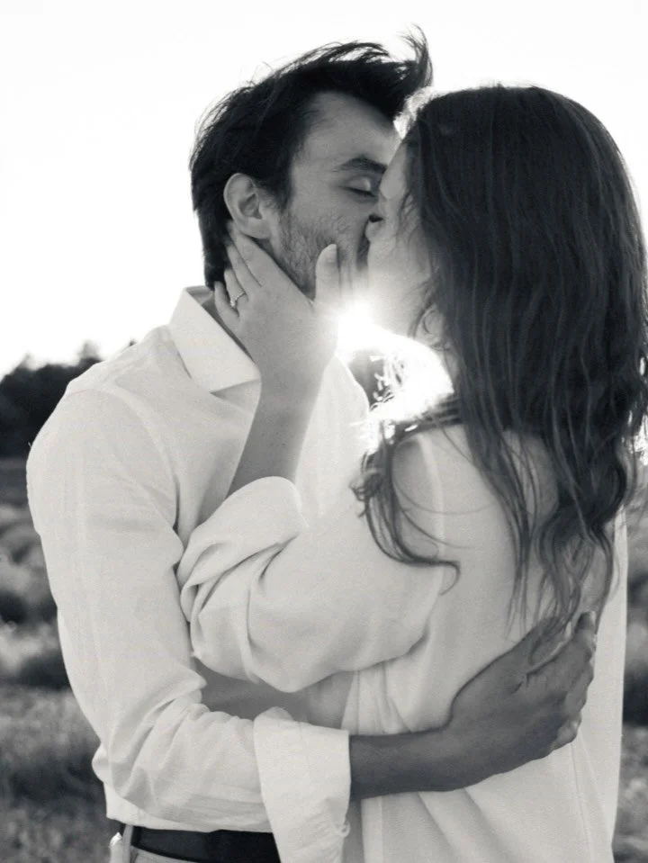 La s&eacute;ance engagement d&rsquo;Aurore &amp; Pascal a commenc&eacute; dans un petit village proven&ccedil;al &agrave; fl&acirc;ner dans les ruelles baign&eacute;es de soleil.

Puis, comme souvent, on a prolong&eacute; le moment autour d&rsquo;un 