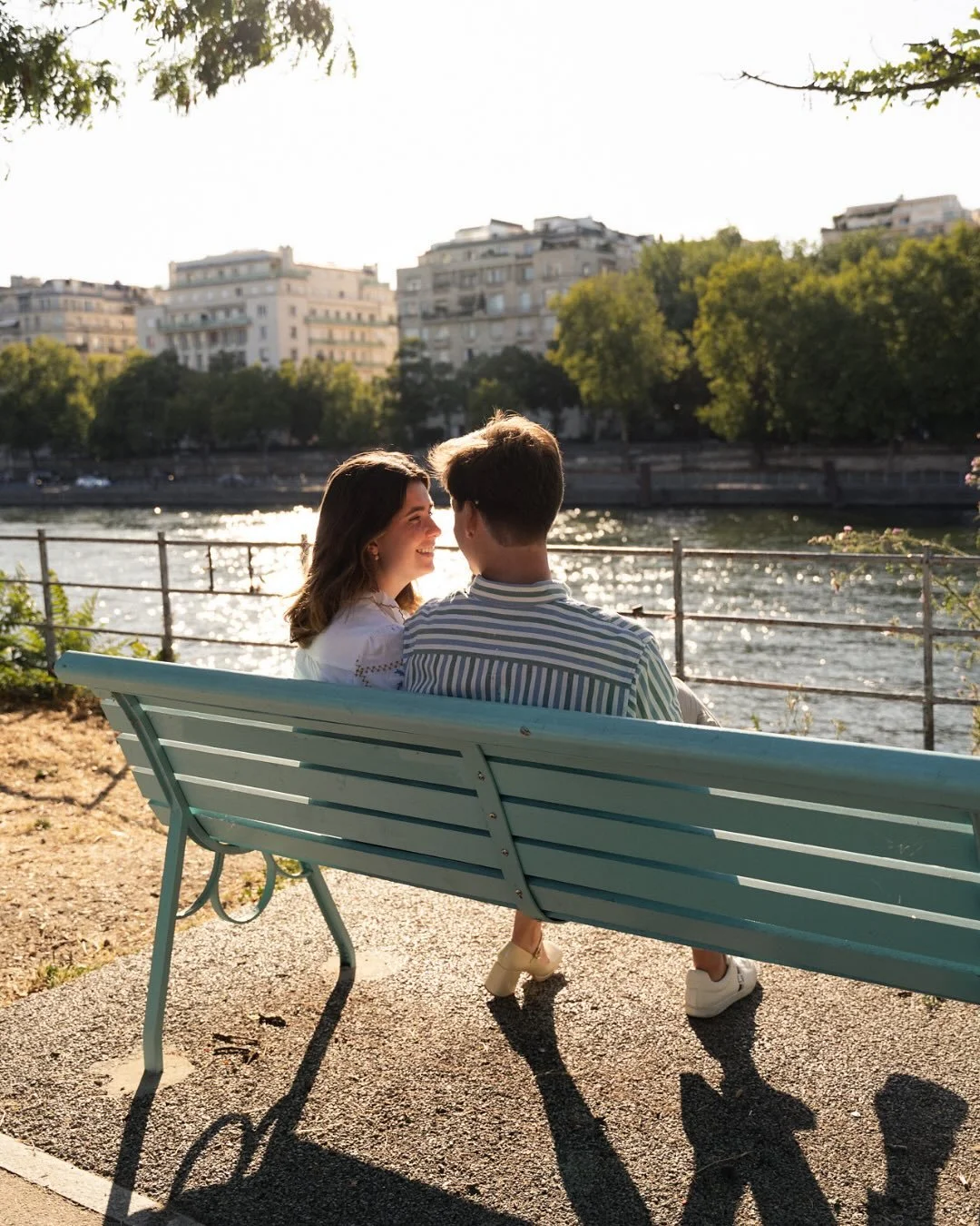 La s&eacute;ance engagement de Camille &amp; Basile &eacute;tait un vent de nouveaut&eacute; pour nous.
Paris, la Tour Eiffel, le pont Bir-Hakeim&hellip; une atmosph&egrave;re bien diff&eacute;rente de nos paysages habituels.
Et pourtant, tout avait 