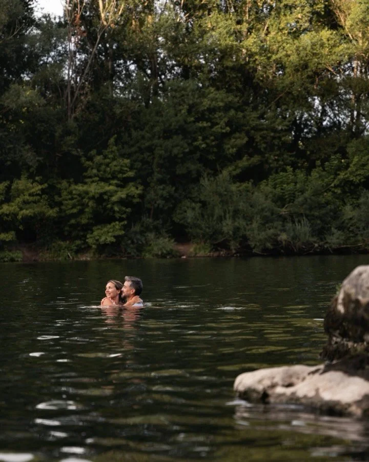 La s&eacute;ance engagement de Chlo&eacute; &amp; Romain avait un go&ucirc;t d&rsquo;&eacute;t&eacute;, de libert&eacute; et de voyages.

On les connaissait d&eacute;j&agrave;, on avait voyag&eacute; ensemble quelques jours au Cambodge pendant notre 