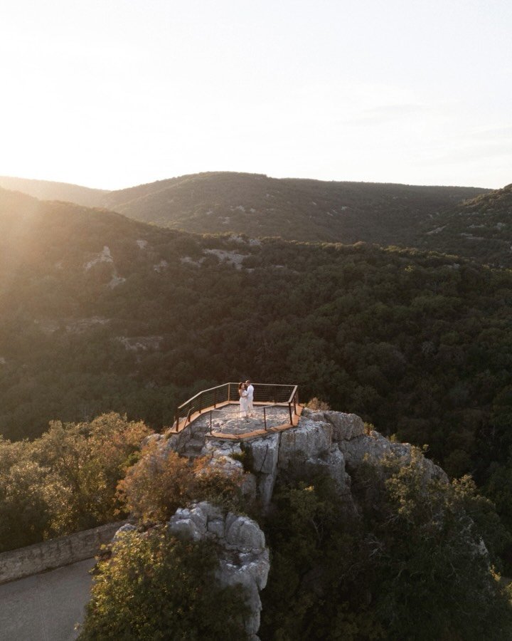 Victoria &amp; Thibaut sont venus de Suisse jusqu&rsquo;aux gorges de l&rsquo;Ard&egrave;che pour leur s&eacute;ance engagement. Le feeling entre nous fut imm&eacute;diat comme le pr&eacute;disait notre visio. 🤍

On a pass&eacute; un tr&egrave;s agr