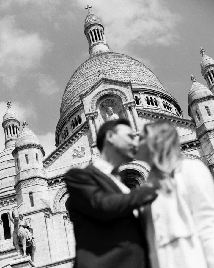 La s&eacute;ance engagement de Sandie &amp; William a eu lieu juste apr&egrave;s leur c&eacute;r&eacute;monie civile.
On a quitt&eacute; la mairie pour se perdre dans les rues de Montmartre et cr&eacute;er ensemble des images fortes et r&eacute;solum