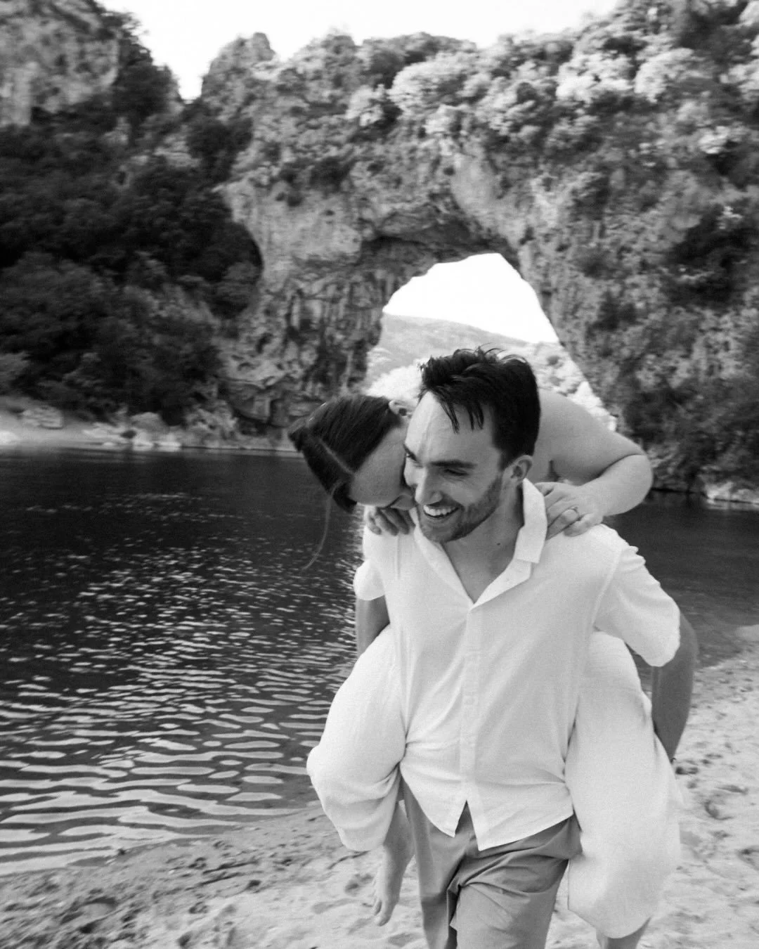 La s&eacute;ance engagement d&rsquo;Anna &amp; Niels s&rsquo;est d&eacute;roul&eacute;e au c&oelig;ur des gorges de l&rsquo;Ard&egrave;che.

Entre le Pont d&rsquo;Arc avec une baignade (oui, en octobre malgr&eacute; une eau tr&egrave;s fra&icirc;che,