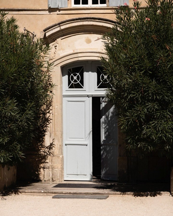 Pour Marine, le first look n&rsquo;&eacute;tait pas un moment unique mais plusieurs :
- Une d&eacute;couverte avec son papa.
- Une autre avec son futur mari.
- Puis un instant partag&eacute; avec ses t&eacute;moins.

Un first look n&rsquo;est jamais 