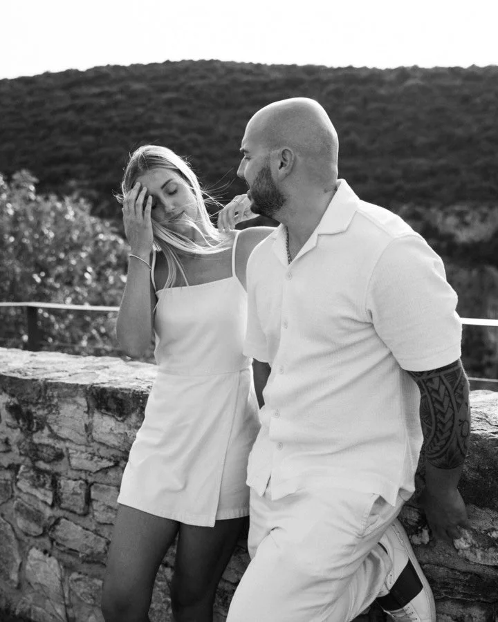 La s&eacute;ance engagement de Marianne &amp; Alexis s&rsquo;est d&eacute;roul&eacute;e dans les gorges de l&rsquo;Ard&egrave;che sur deux spots diff&eacute;rents pour varier les ambiances et les lumi&egrave;res.

Au d&eacute;but, ils nous ont dit &e