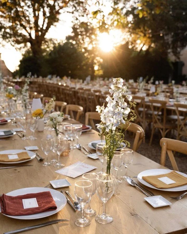 Le mariage de Sandie &amp; William au mas d&rsquo;Arbaud avait exactement l&rsquo;ambiance qu&rsquo;on aime : &eacute;l&eacute;gante, chaleureuse et profond&eacute;ment proven&ccedil;ale. ☀️

Dans la cour du mas, ils ont imagin&eacute; un banquet &ag