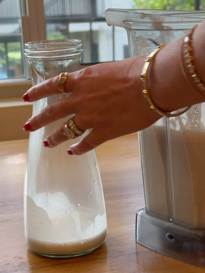 How to make cashew milk from scratch with just 5 ingredients! My latest recipe is live on the blog! Tap link in bio to try it out 🖤