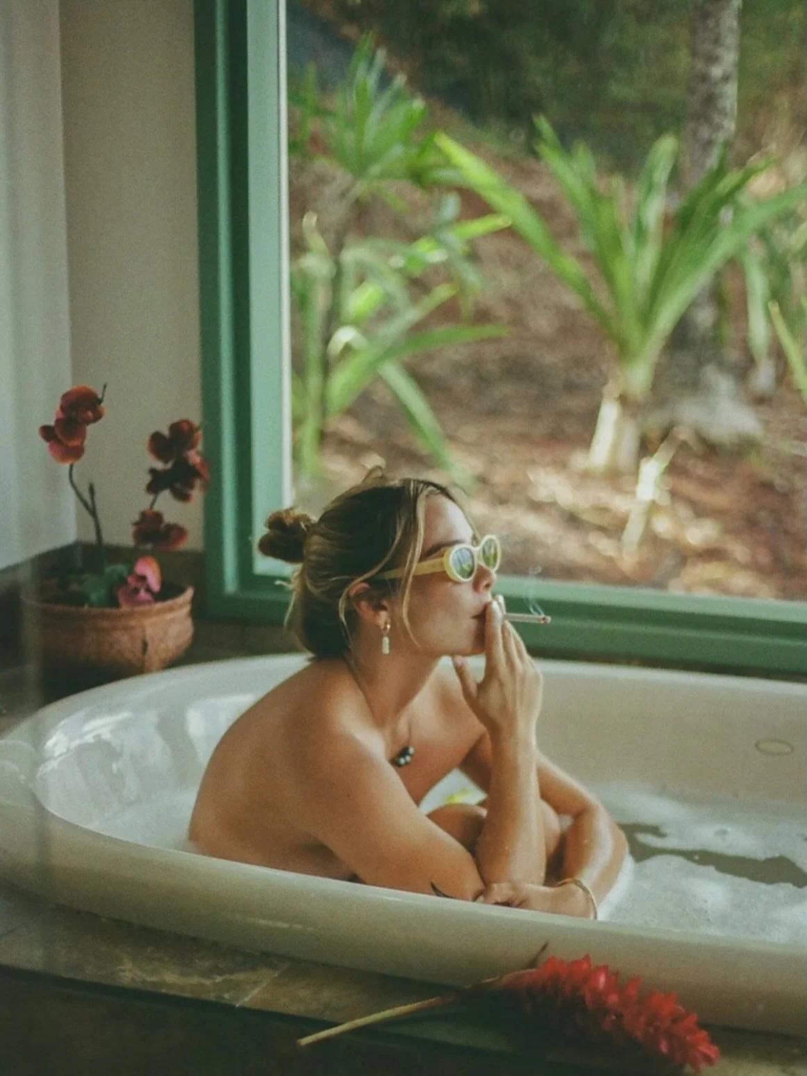 Beautiful brows by The Lounge in the wild. Stunning Savannah photographed by @katrina.marie.photo the day before her wedding. Excuse us over here while we melt 🔥