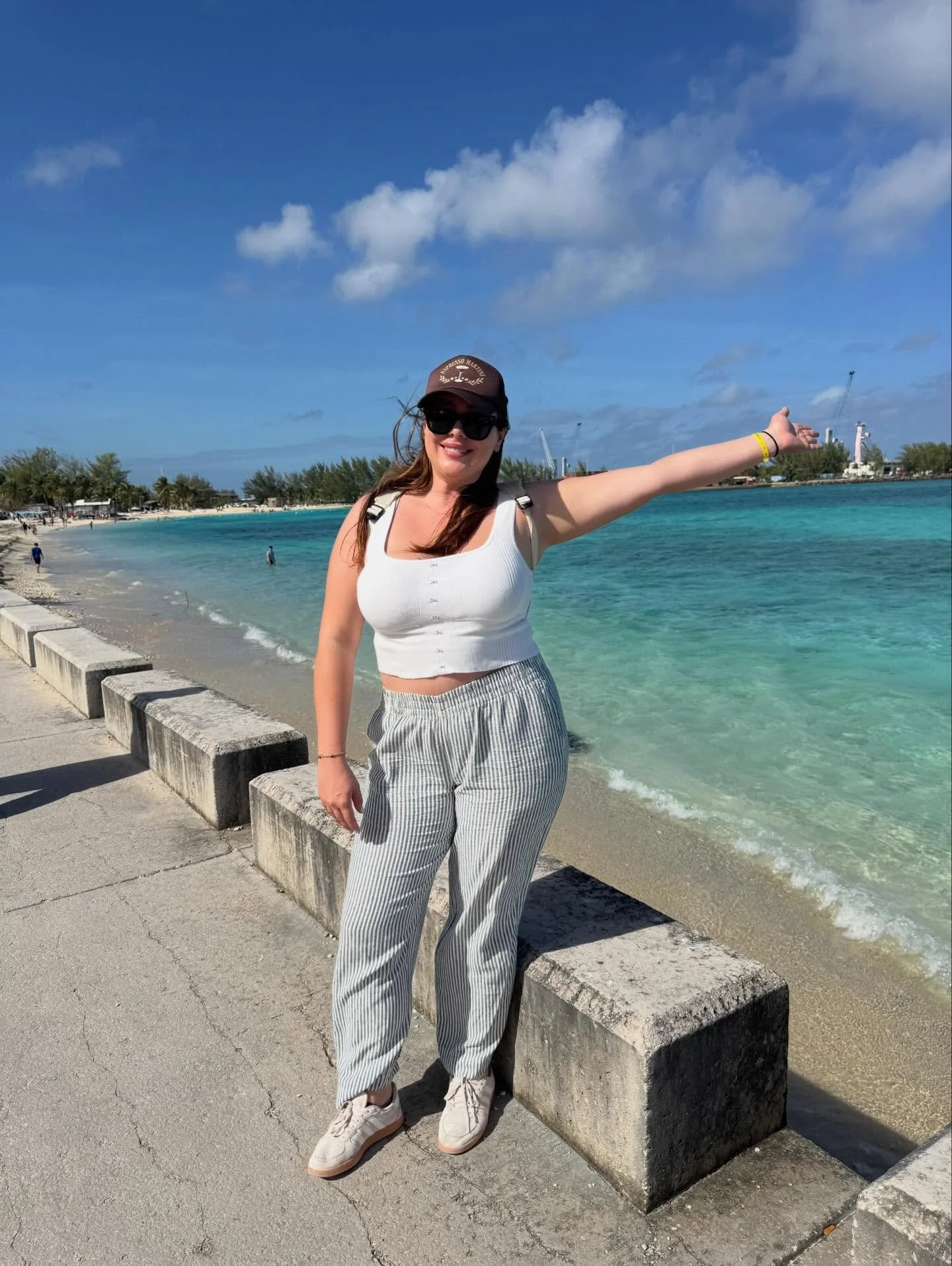 Erin brought in the new year with a gorgeous couple weeks in the Bahamas! She swam with the pigs and mantas, sunbathed, swam in the stunning ocean and relaxed and rested 🤍