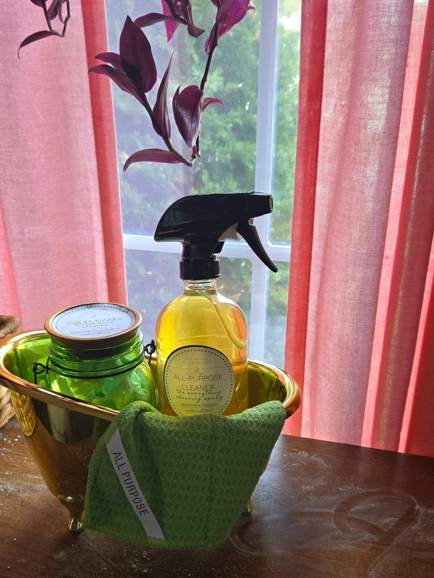 Easily the best basket I could make for Ladies Night at the Greenhouse, don't you agree? 🛁🧼🧽

TONIGHT! 5-8PM  @ SMITHS ACRES ❤️