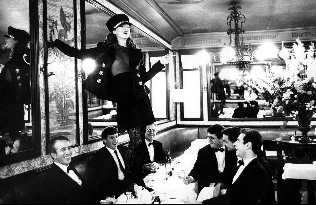arthur-elgort_kate-moss-at-cafe-lipp-in-paris-italian-vogue-1-1 (2).jpeg