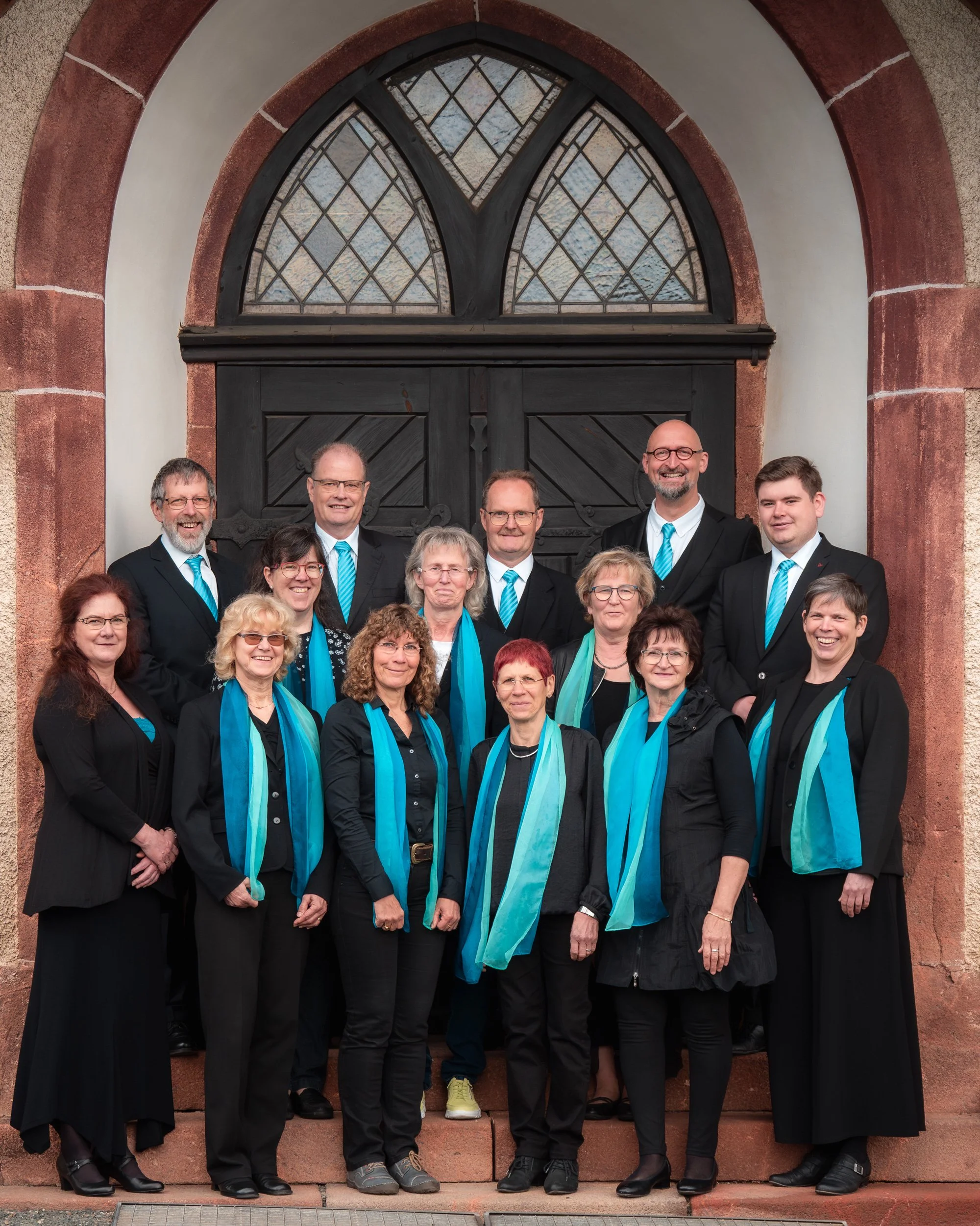Group portrait of Kirchenchor Seelingstädt in front of church entrance, photography by JerreMaier.