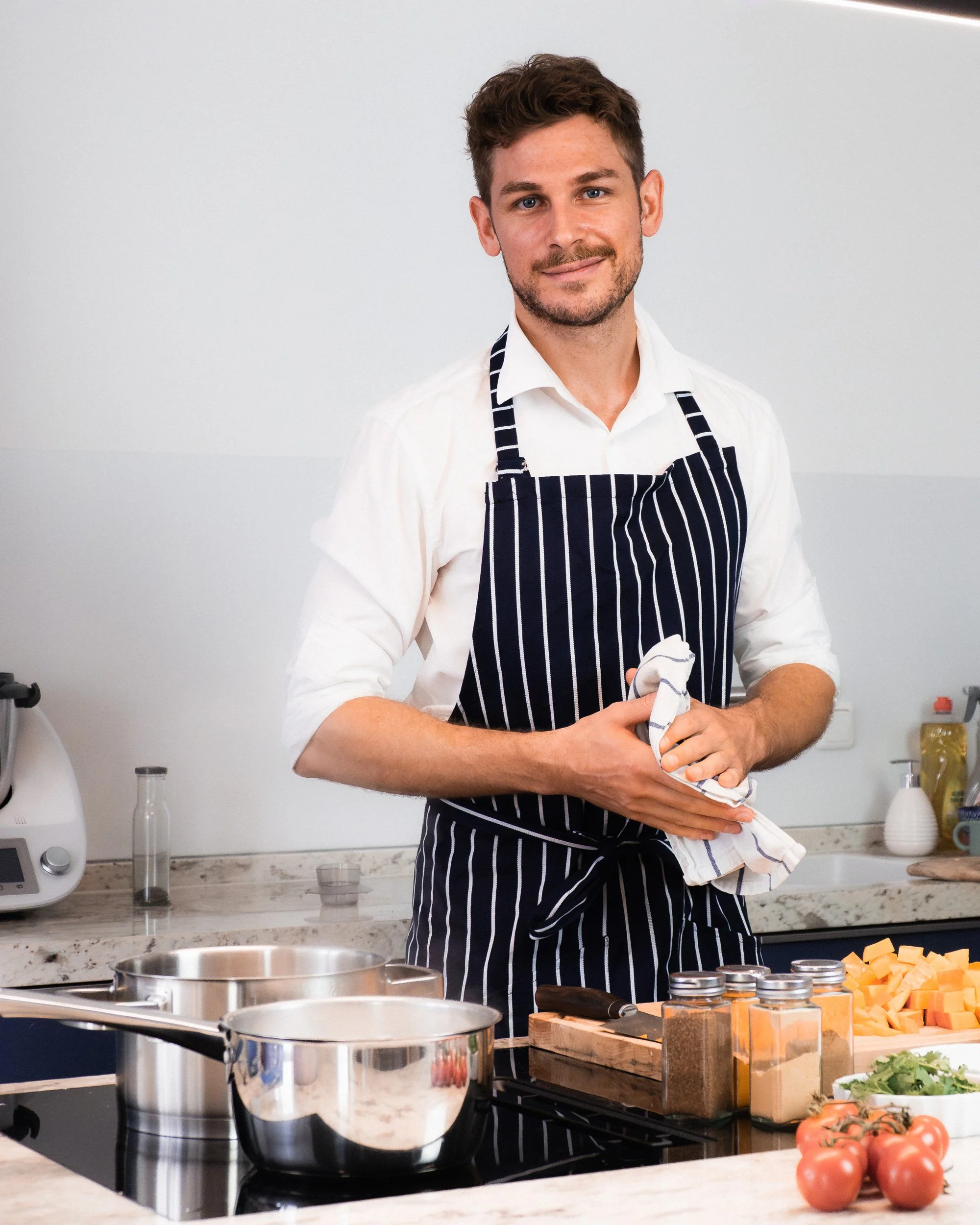 Portrait photography of nutritional therapist Jonathan Balkenhol in kitchen environment, branding imagery by JerreMaier.