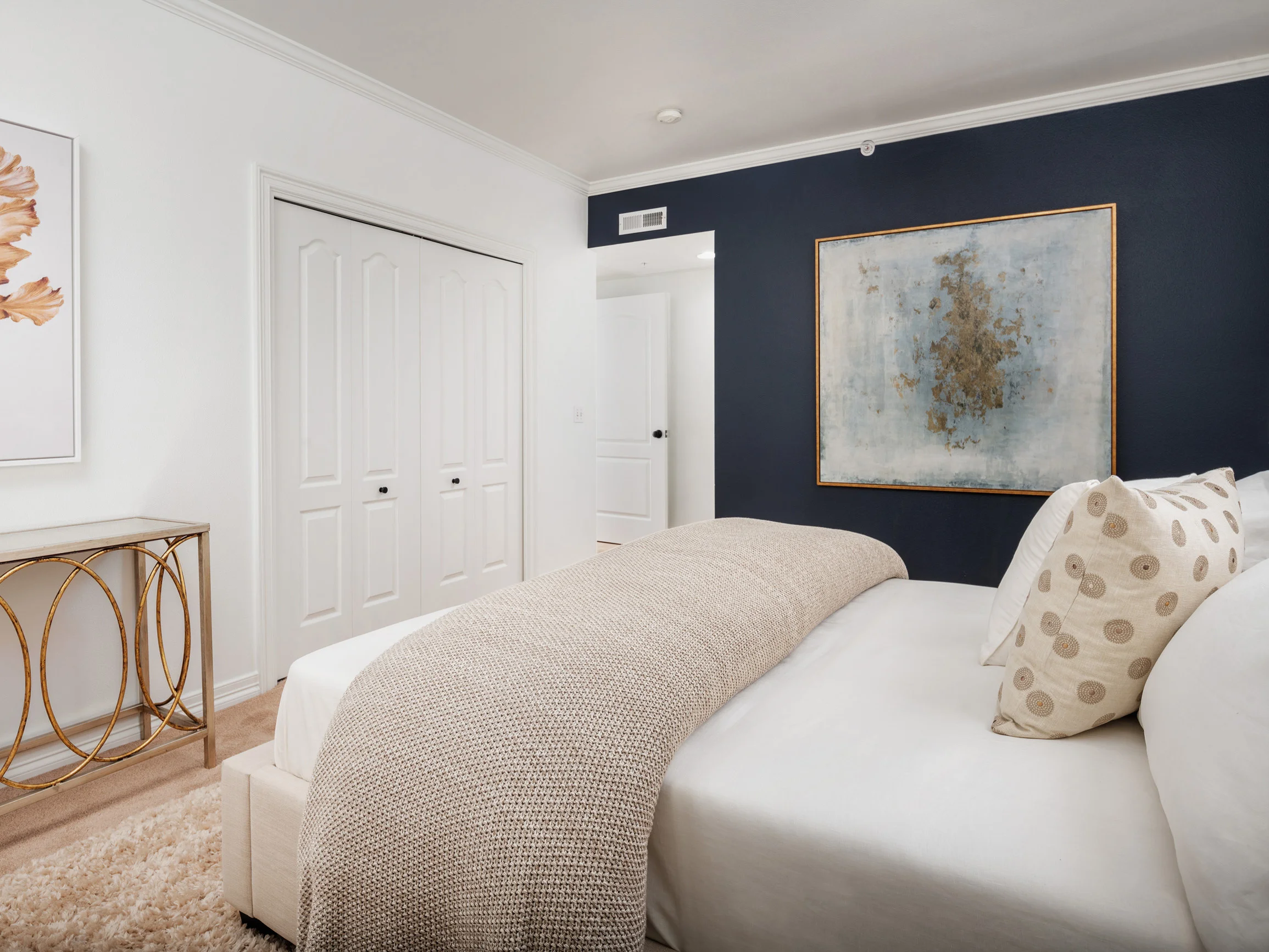 2328_nw_glisan_st_bedroom_02_02.jpg