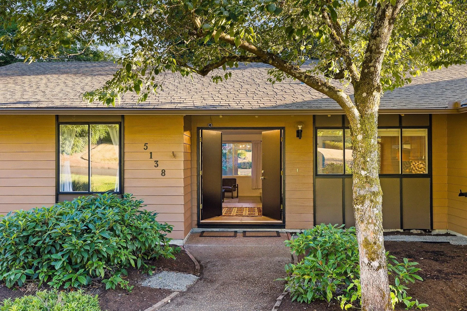 5138 SW Santa Monica Court