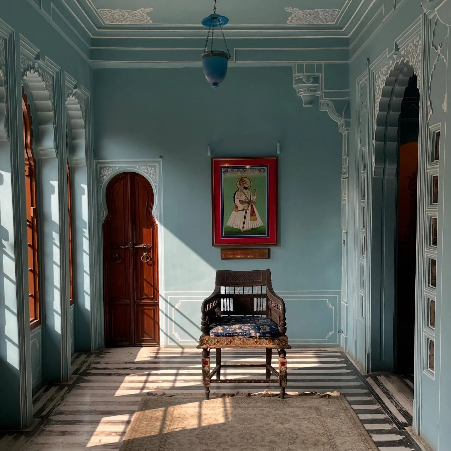 Yesterday exploring the beautiful City Palace in Udaipur with this awesome bunch. We&rsquo;re about to head back to Delhi to wrap up a wild and wonderful 2 weeks together - there is lots to share!! 💛🕌
.
.
.
#india #rajasthan #udaipur #grouptravel #