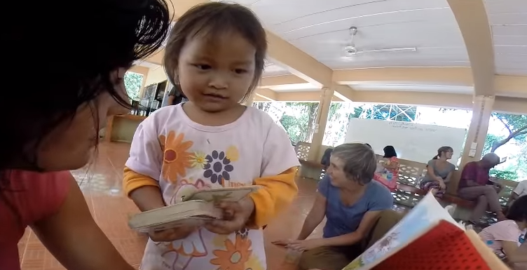 We donated books to the orphanage in Thailand [+video]