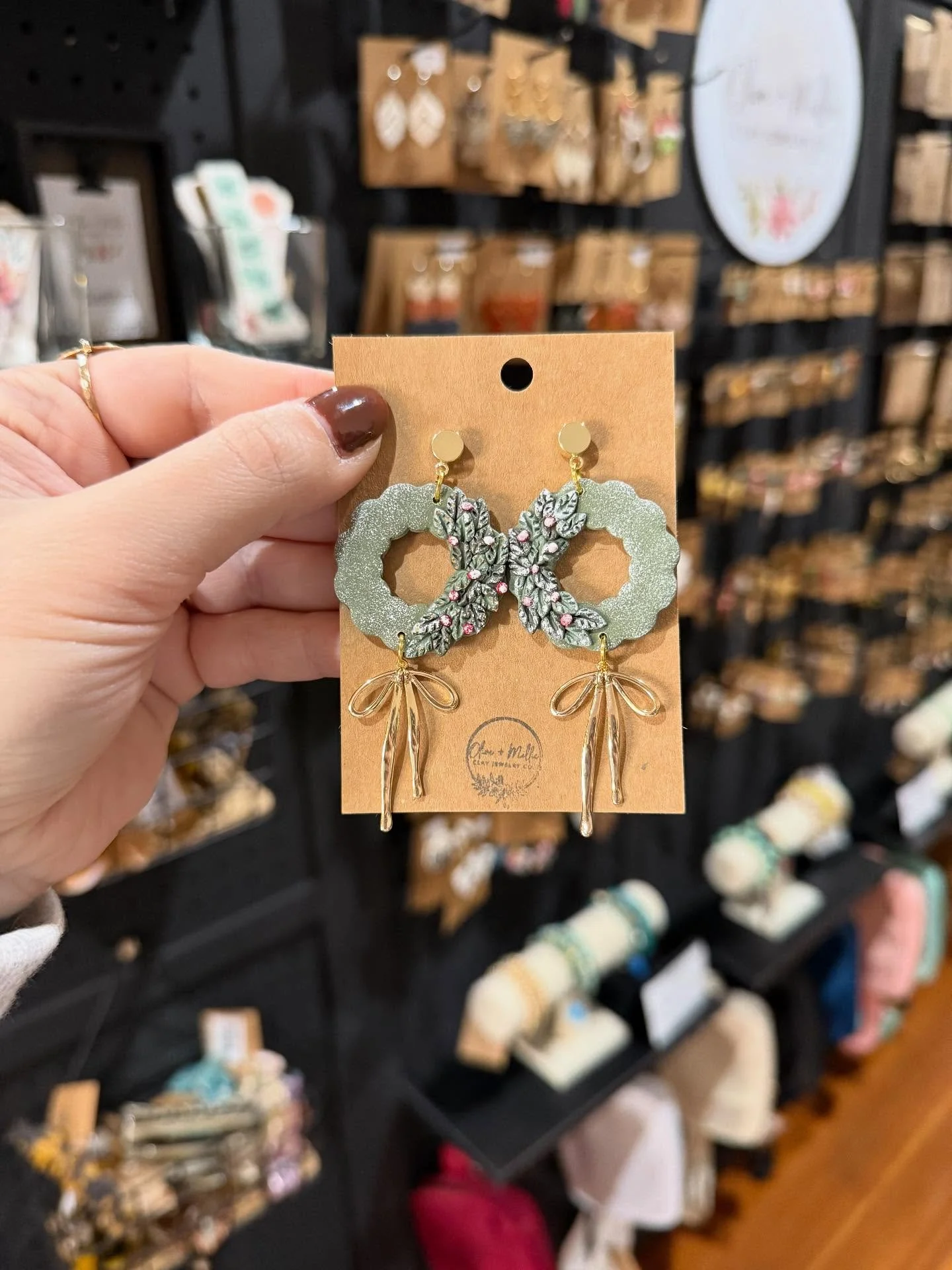 Just snagged the most beautiful pair of Christmas earrings from @oliveandmillie - she restocked today and has a sale on Fall earrings and other styles as well as a brand new selection of new holiday pieces in 😍🥰