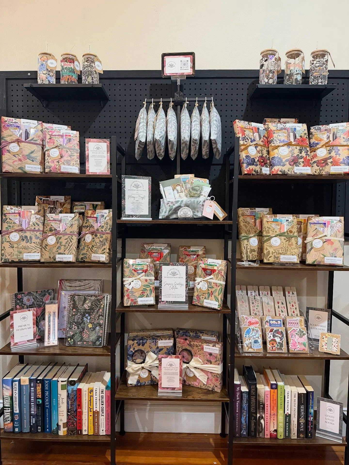 B O O K I S H  B A B E S ! 😍 Look what we gotttt! 

Barely got a photo before she sold armfuls of her new Blind Date with a Books 😮&zwj;💨😂 New festive bookish goodies restocked just for you by @paperbackpeony ❤️