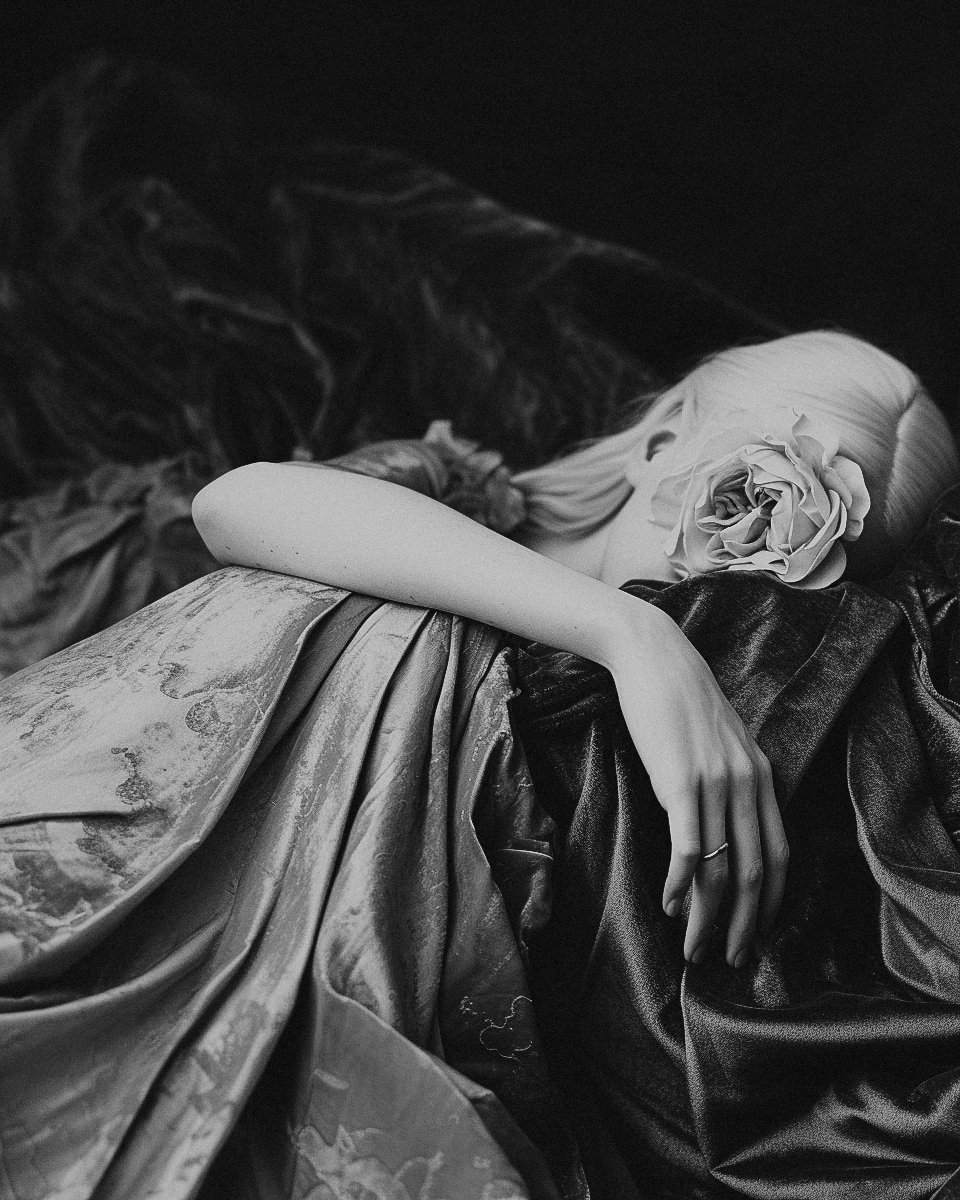 katrinemachine88_Full_body_image_of_an_albino_woman_in_a_gold_d_5bfde36b-8b09-4123-aa72-2784f135597c.jpg