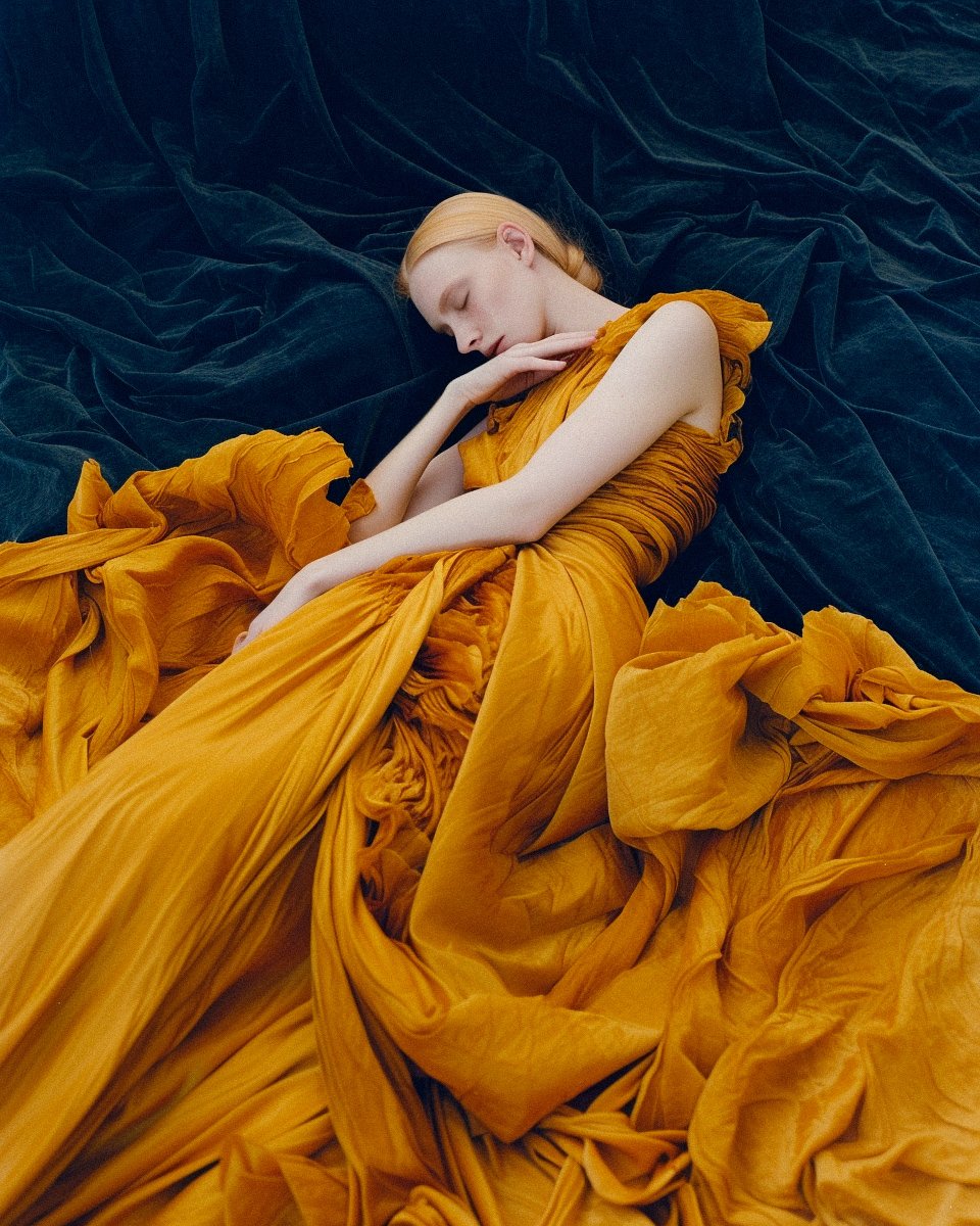katrinemachine88_Full_body_image_of_an_albino_woman_in_a_gold_d_b0b095ee-3ea8-4da6-984b-466b9be1643c.jpg