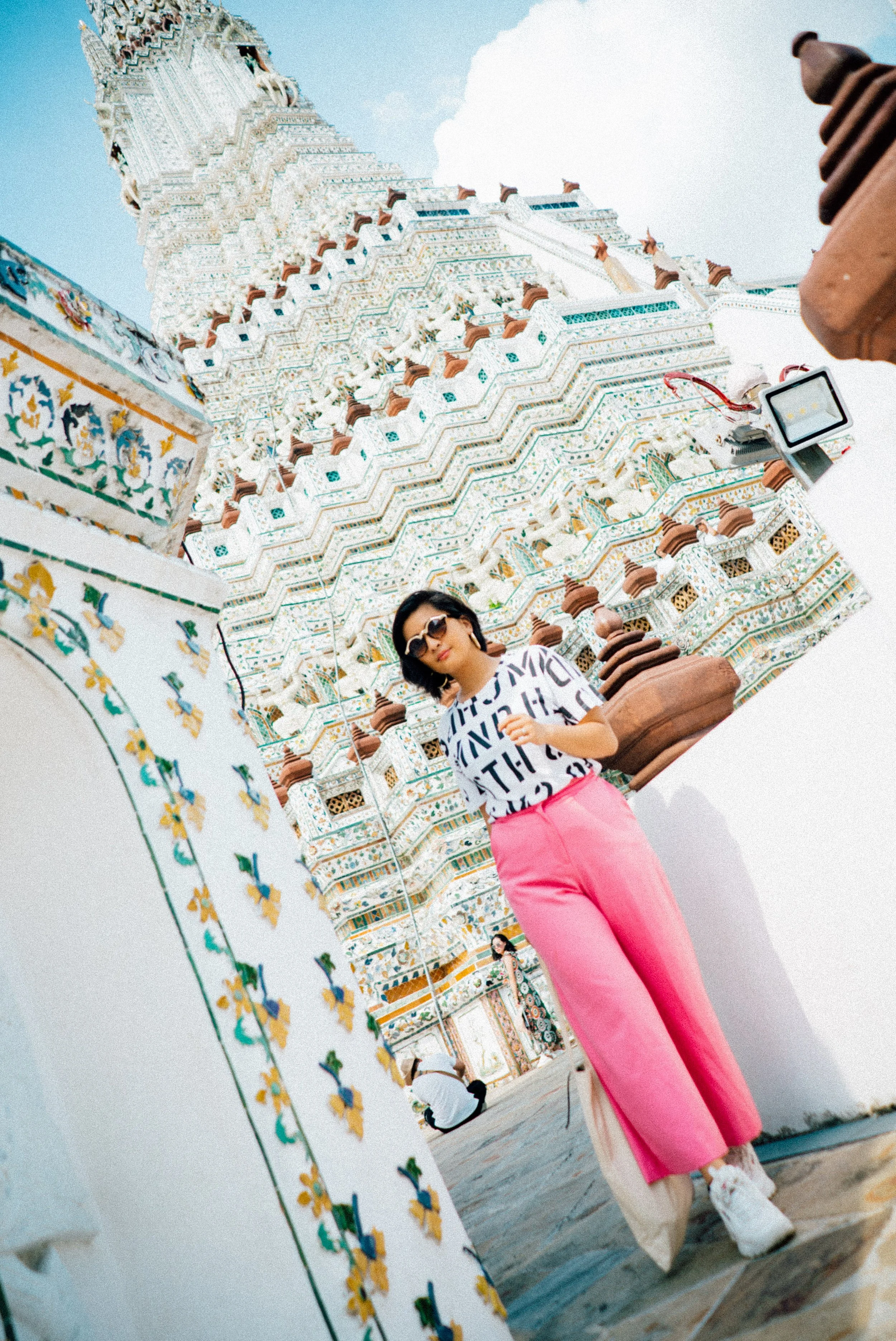 LMV in BKK Wat Arun 02.jpg