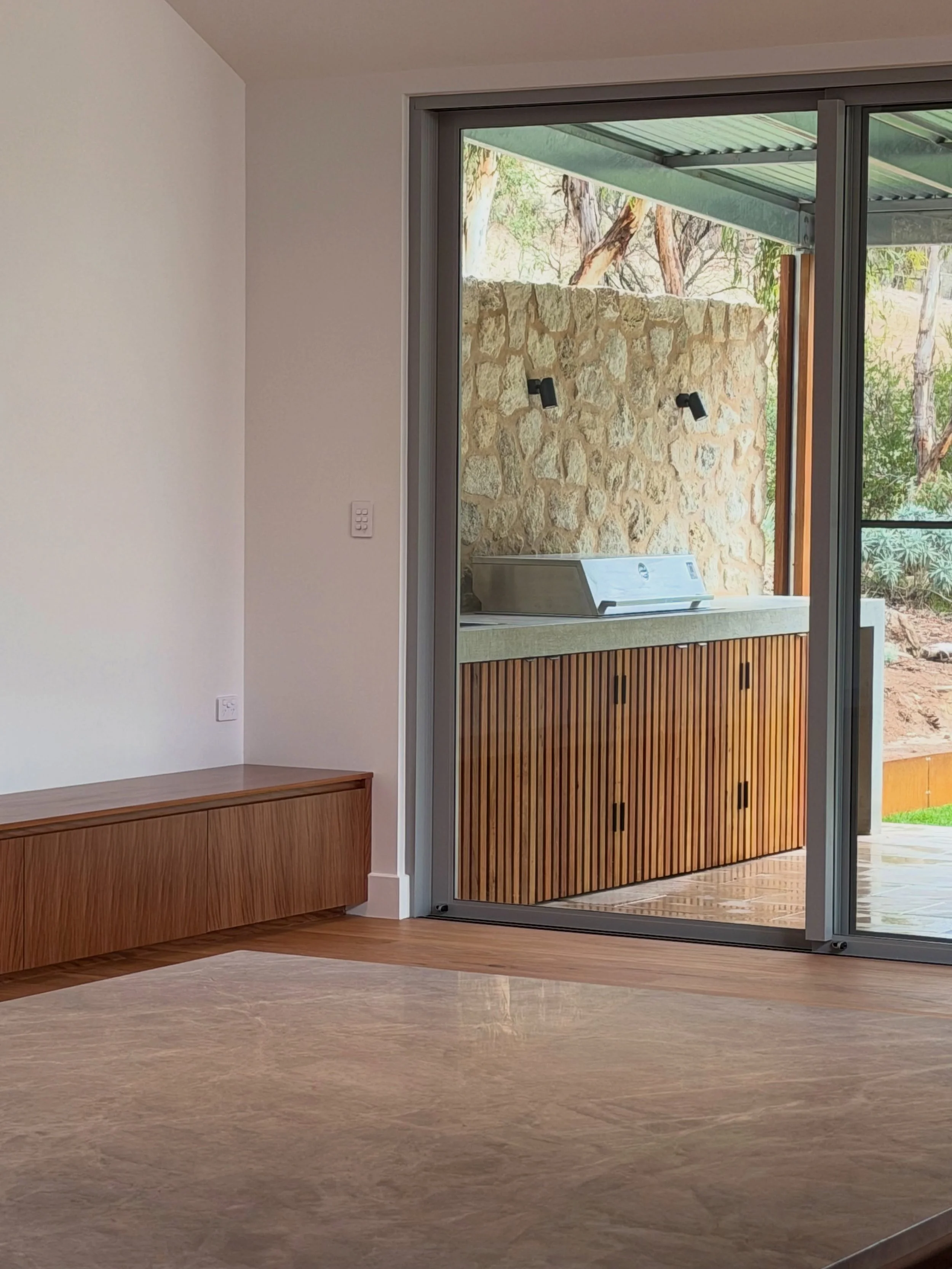 Myponga Beach | transition from indoors to outdoors is perfection 🙌🏼

@ply_architecture 
.#builder #renovation #extension #design