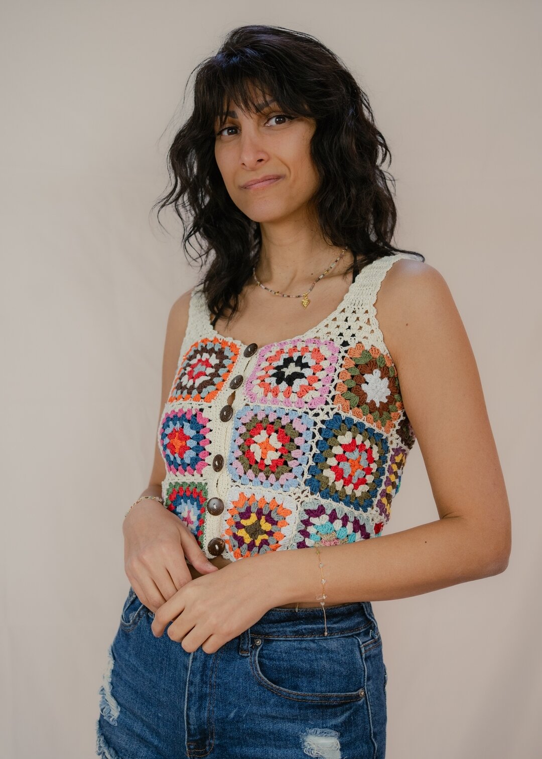 ✨ Le Look du jour ✨

Le top MARGUERITE est un mod&egrave;le en crochet, absolument irr&eacute;sistible. 💖

Son motif marguerite lui donne un c&ocirc;t&eacute; tr&egrave;s 70&rsquo;s. 🌼
Court, mais pas trop, &agrave; larges bretelles, boutonn&eacute