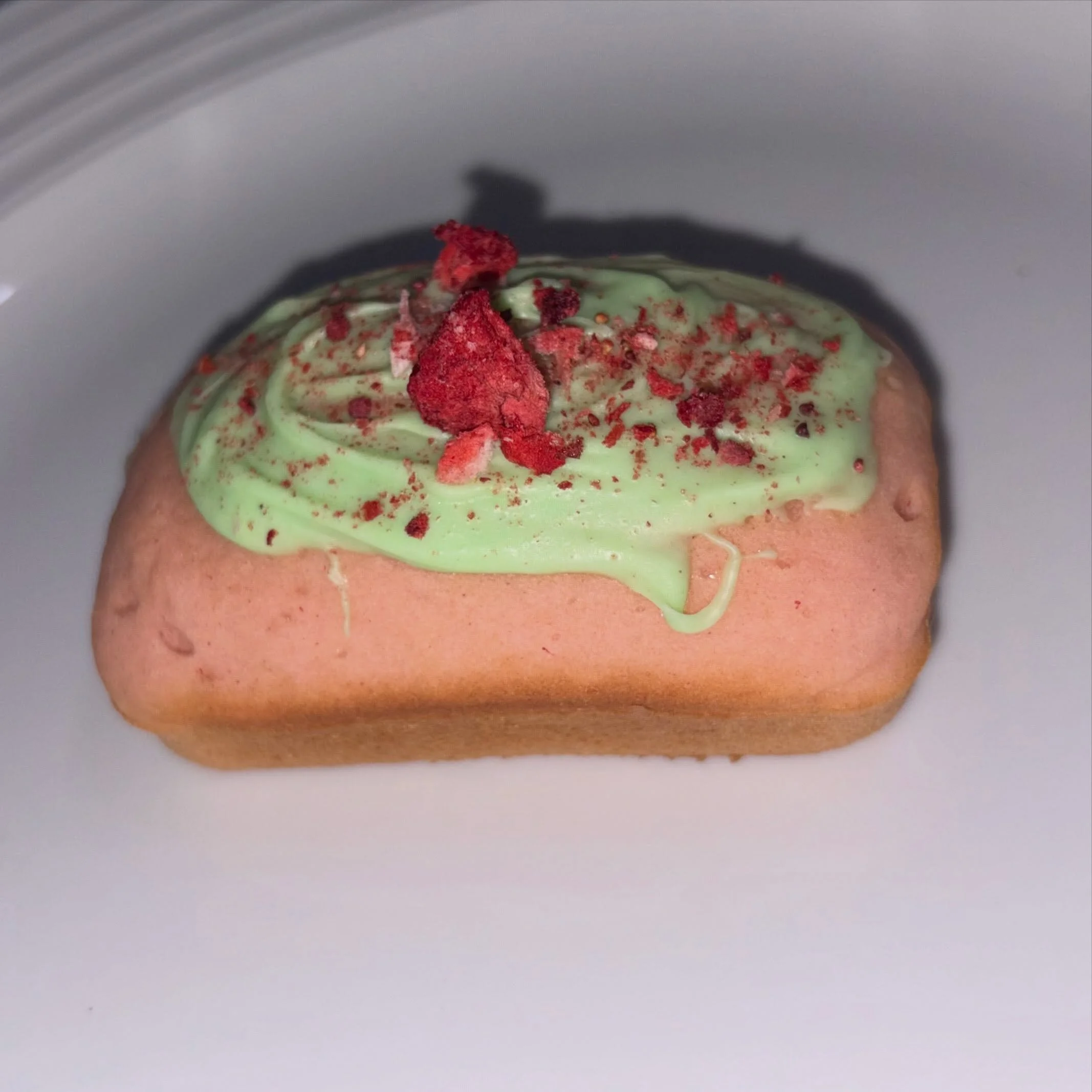 Strawberry Matcha Sponge Cake 🍓🍵
&bull; Local pickup only
&bull; DM to order

#baking #localbakery #microbakery #dessert #candy