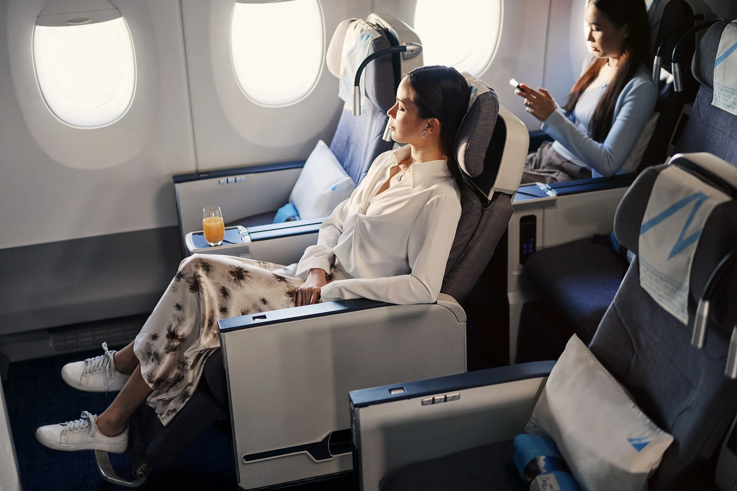 Low_Res_PAL_102025_ PECY_Reclined_Blanket_3743.jpg